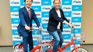 サービスで使用するシェアサイクルに乗る福岡高島市長（左）とメルカリの小泉文明社長（右）