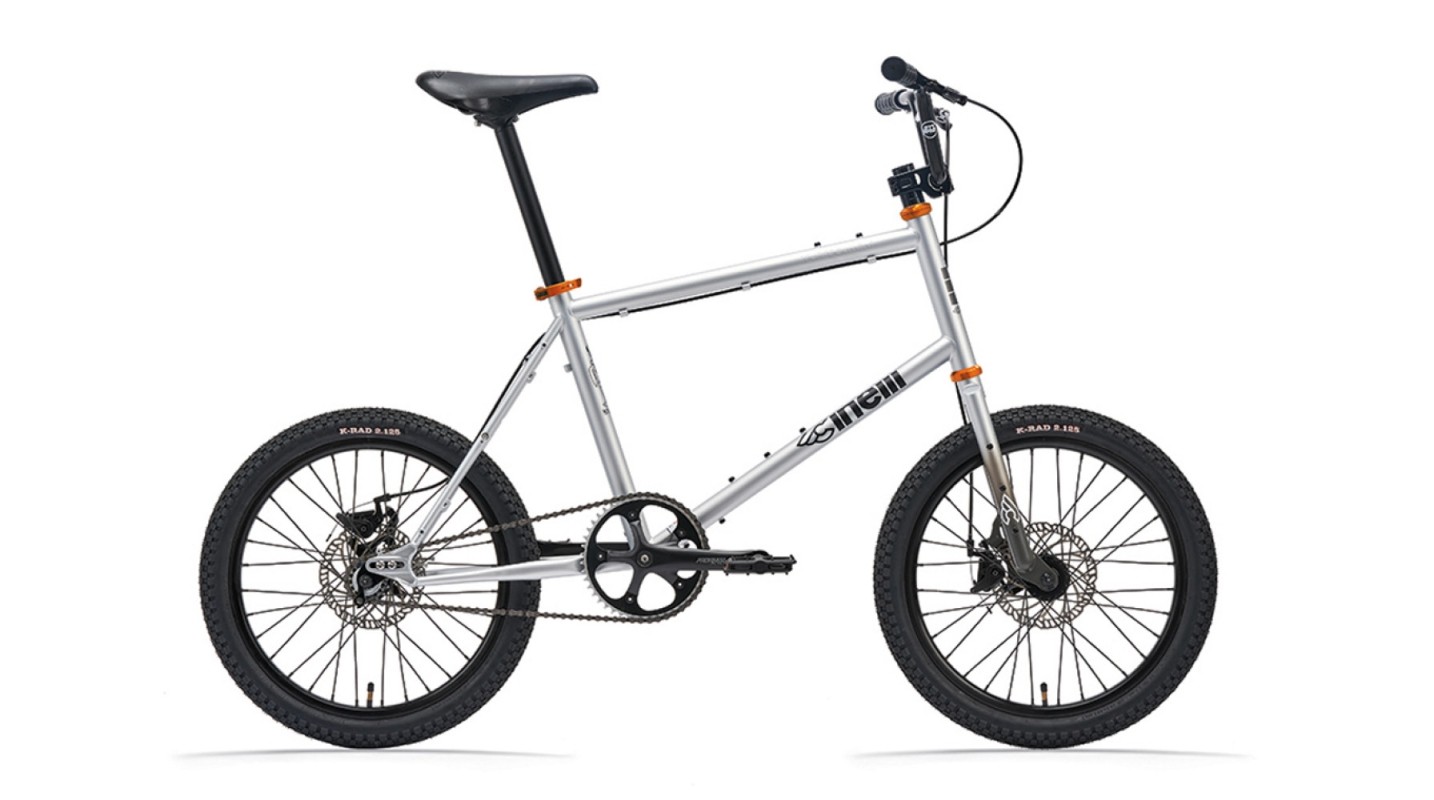 アーバンサイクリングスタイルの新提案「シルバーブートレッグ」を人気