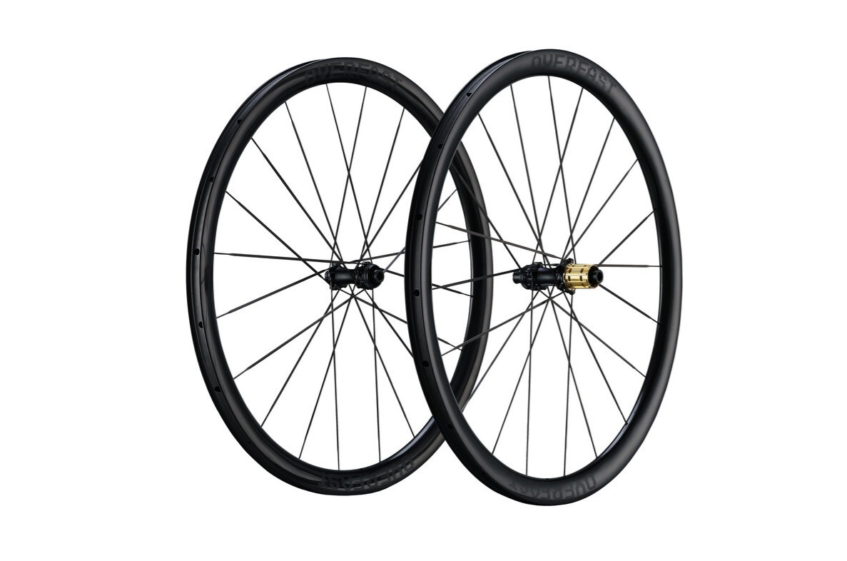 50mmハイトでもセットで1,010g！超軽量カーボンホイールセットを発売